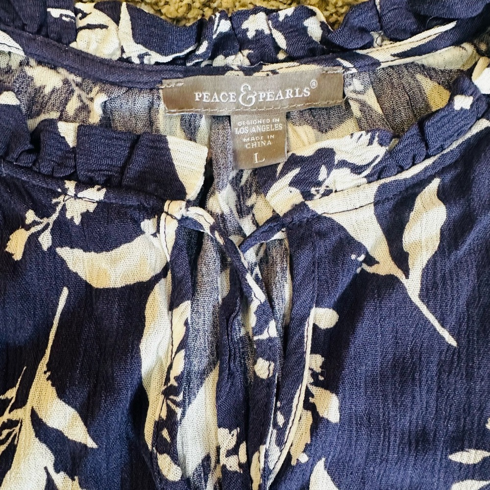 Peace & Pearls Navy Floral Ruffle Blouse 🌿✨
Size Large | NWT (new with tags - Picture 5 of 6